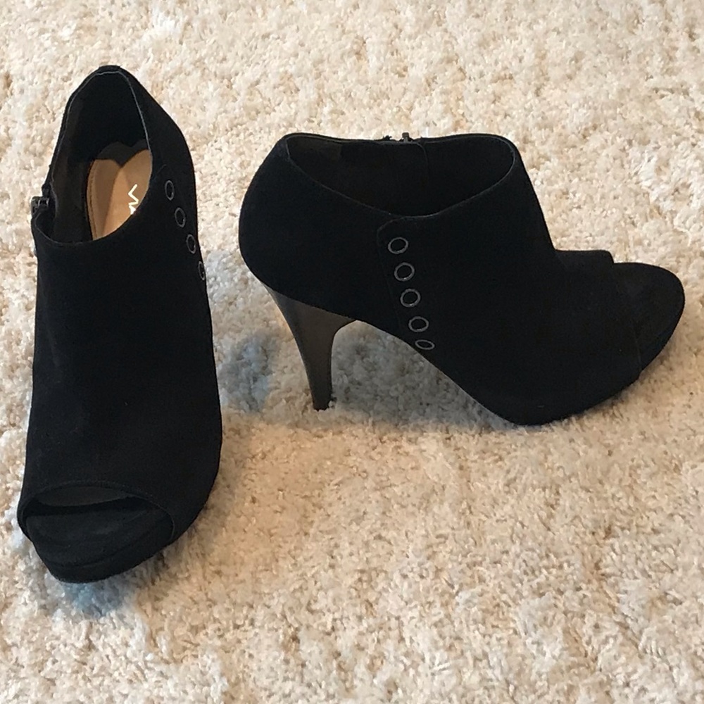 Cool Via Spiga black suede peep toe booties